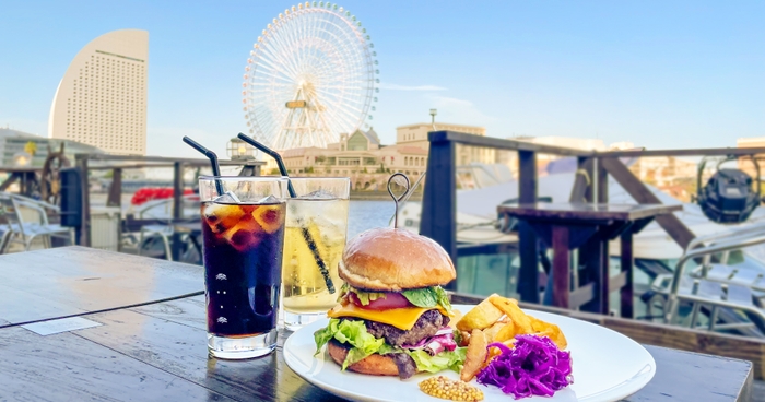横浜の景色と新メニュー「Hemingway Burger(ヘミングウェイバーガー)」