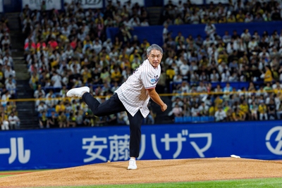 五十嵐亮太氏による始球式の様子