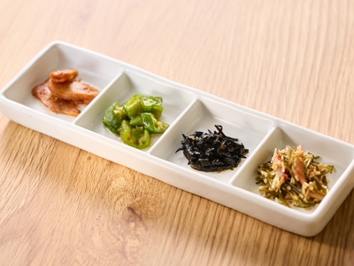 ※右から「ほっき貝昆布生ふりかけ」「手切り海苔ごまひじき」「オクラのおかか和え」「生姜の甘辛煮」