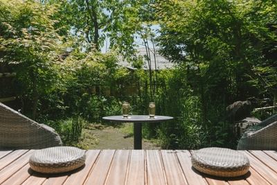 特別棟「瑞雨」には庭を望む縁側がございます
