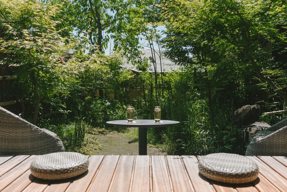 特別棟「瑞雨」には庭を望む縁側がございます