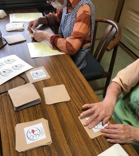 地域の高齢者スタッフによる作業風景