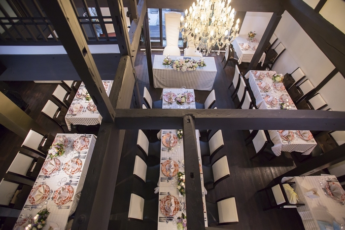 シャンデリア煌めくメインダイニング