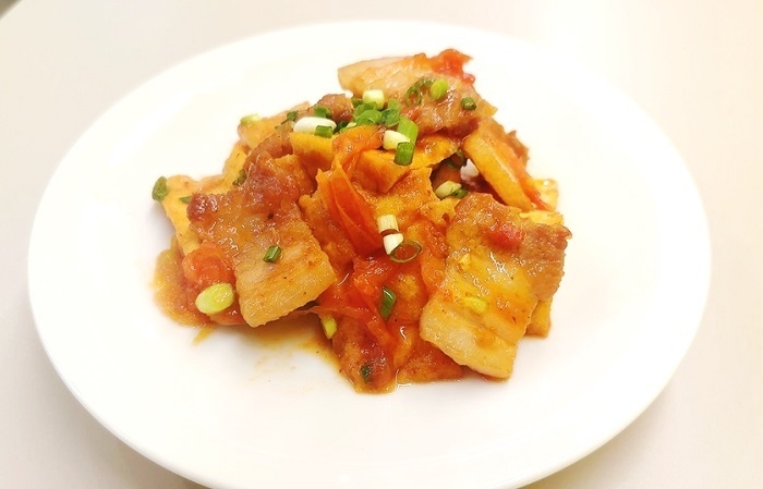 ヌックマム(ベトナム魚醤)香る豚バラと厚揚げのトマト炒め