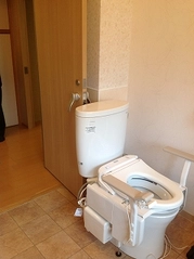 大田区西糀谷の個人邸で介護のためのリフォーム工事を行うことになりました。入浴やトイレを少しでも使いやすくするために弊社の省スペース扉「ラクオス」を採用していただきました。