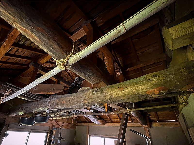 ▲蚕部屋の丸太梁—幾重にも渡る梁に、 家の記憶が 刻まれている。