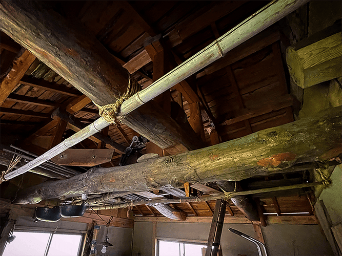 ▲蚕部屋の丸太梁—幾重にも渡る梁に、　　　　　　　　　家の記憶が 刻まれている。