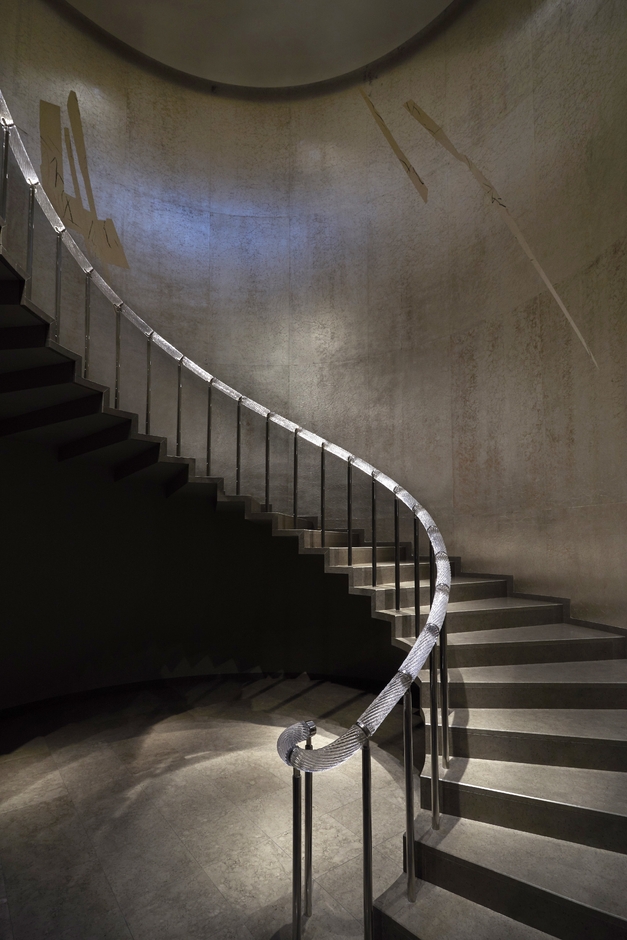 《真・行・草》2003年設置(当館、螺旋階段スペース)