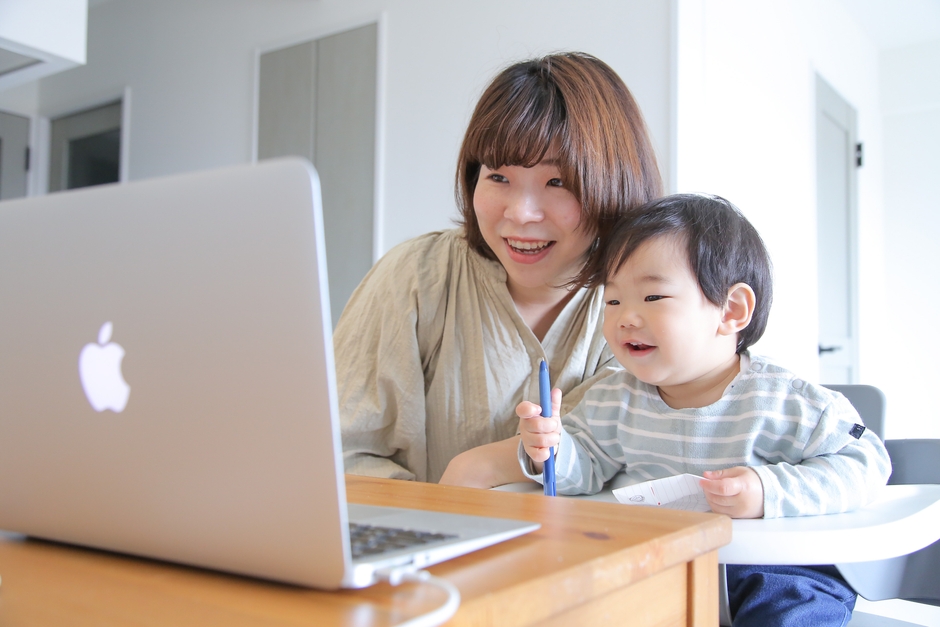 （写真：テスト実施、視聴中の様子）