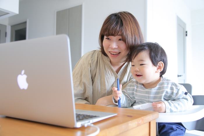 （写真：テスト実施、視聴中の様子）