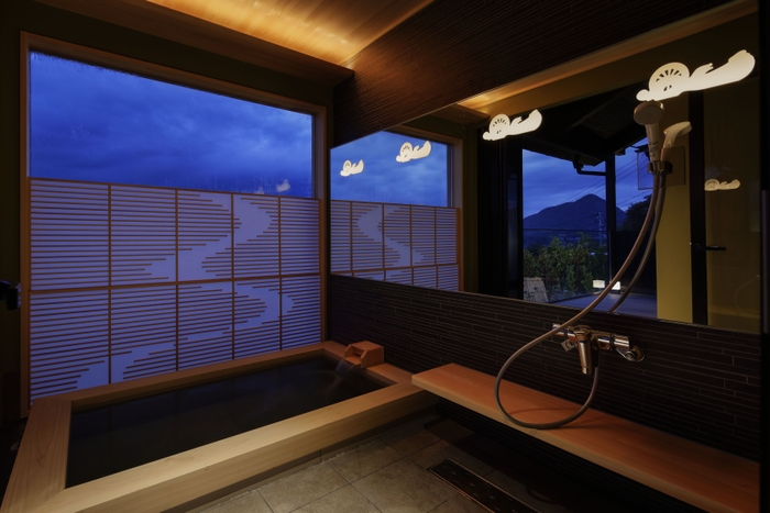 檜と潮風の香りがふわり薫る心地よい新離れ客室の客室用温泉露天風呂