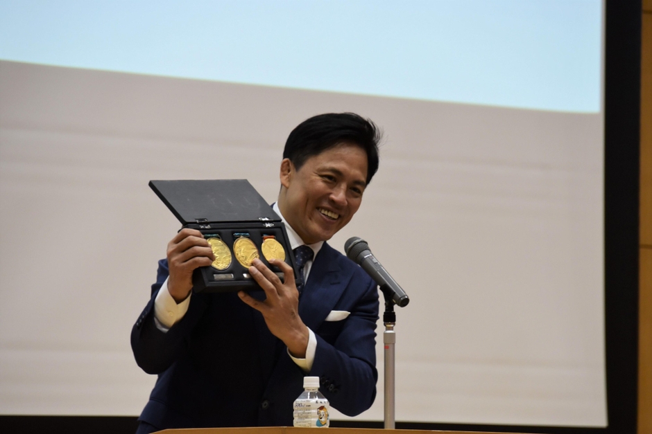 3連覇の金メダルを披露する野村特任教授