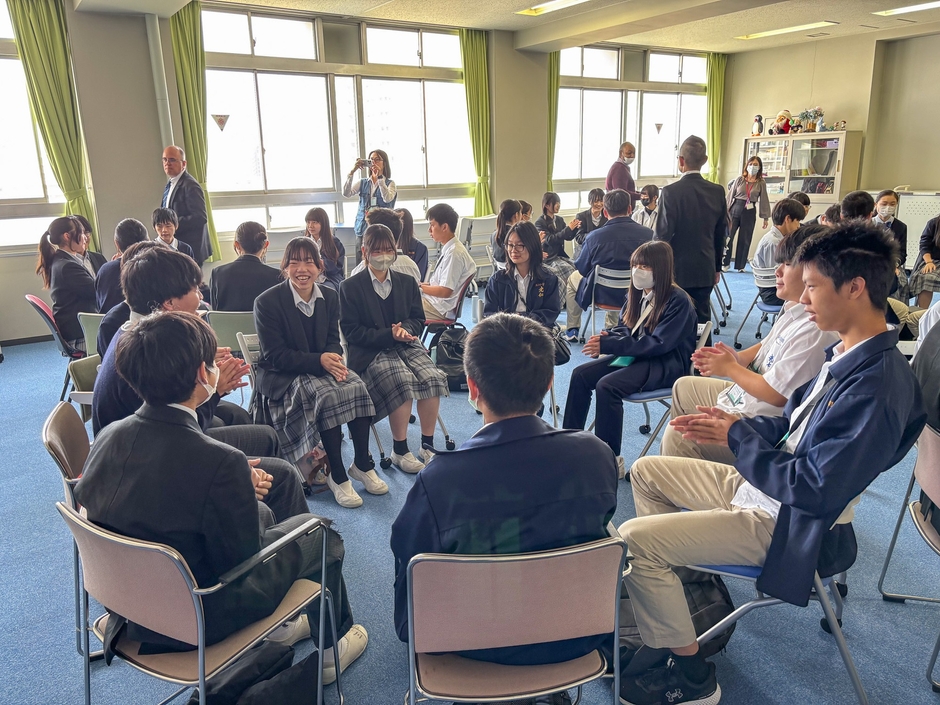 日本語・英語・中国語を使った数字のリズムゲームを楽しむ生徒たち