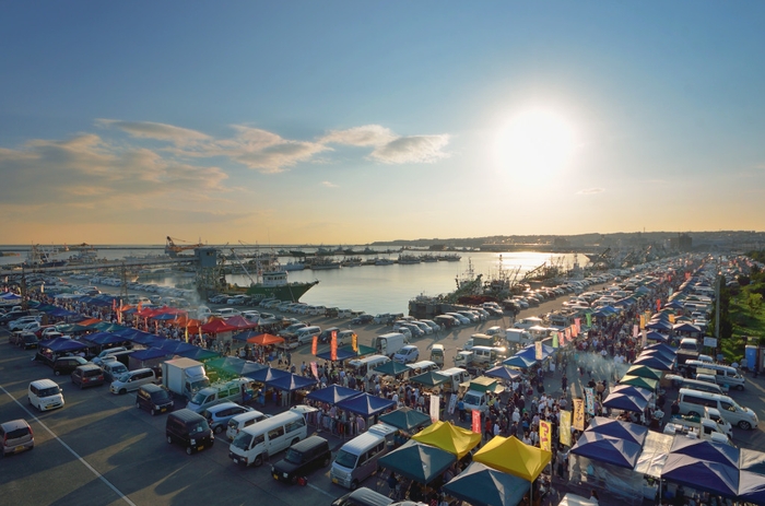 館鼻岸壁朝市:全景