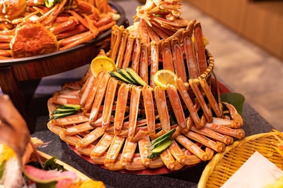 食べ放題!人気沸騰中の「カニ刺し」タワー
