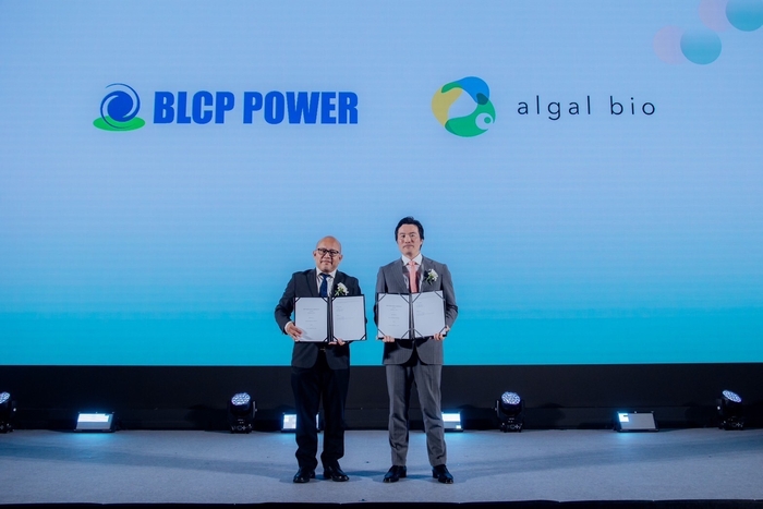 2025年3月4日にバンコクで実施された調印式 左から、BLCPパワー社 Managing Director Yuthana Charoenwong氏、当社COO 大江 真房