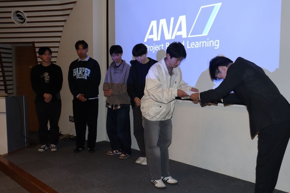 企業賞の表彰状を受け取る前田さん