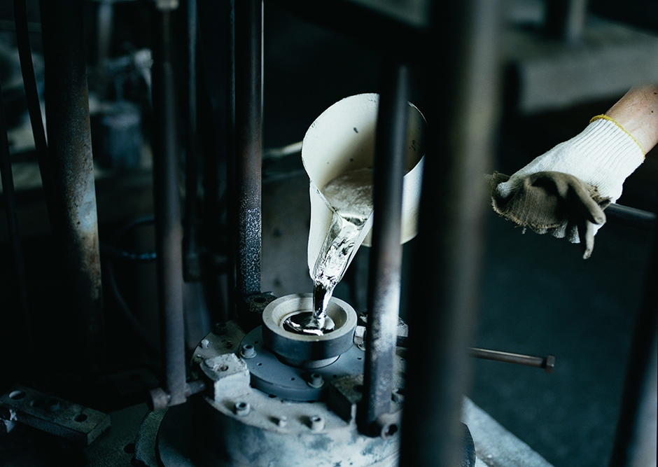 一つひとつ、熟練の職人が手先の感覚で美しい鍋を造り上げます。