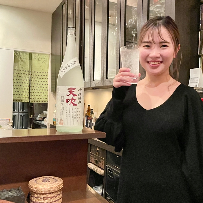 店主で飲みライバーのりえさん　