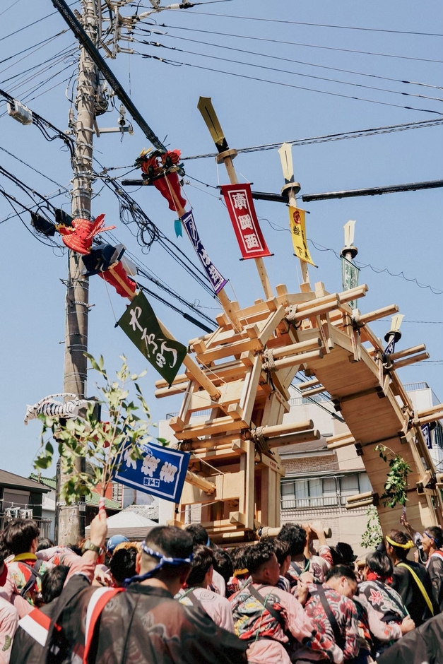 氏子総代前であげる太鼓橋