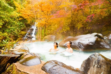 【奥入瀬渓流ホテル】紅葉を独り占めできる貸し切り露天風呂に、贅沢な湯上がりにぴったりなソムリエ厳選の10種のドリンクも味わえる「秋の贅沢紅葉露天」今年も実施｜期間：2022年10月25日～11月8日