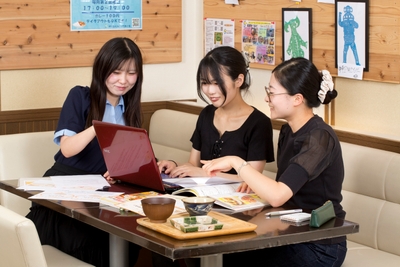 学生によるメニュー等の打ち合わせ風景