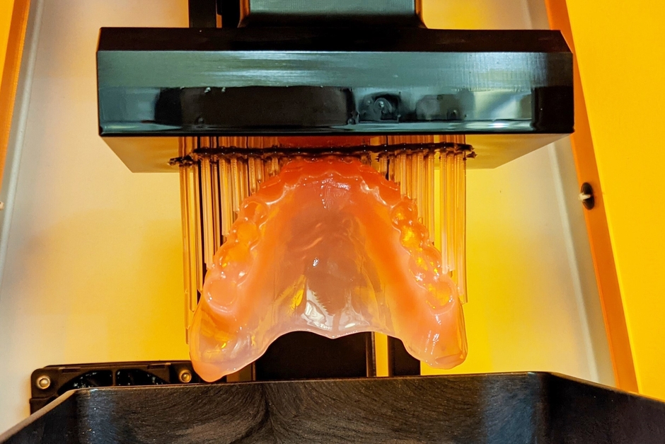 3Dプリンターで歯茎ができる様子