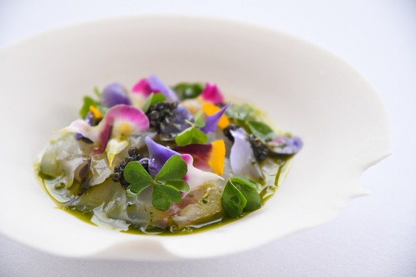 ヒラスズキとマンゴーを使った一品