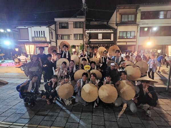 総踊りを終えた学生ら