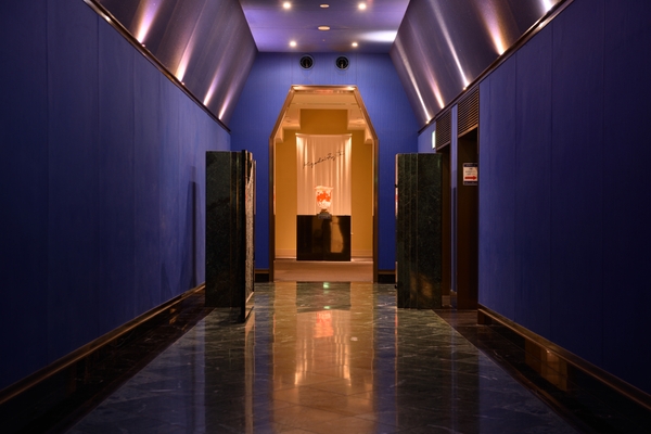 青のホールの先には藤田氏の力強い作品「流」がお出迎え。