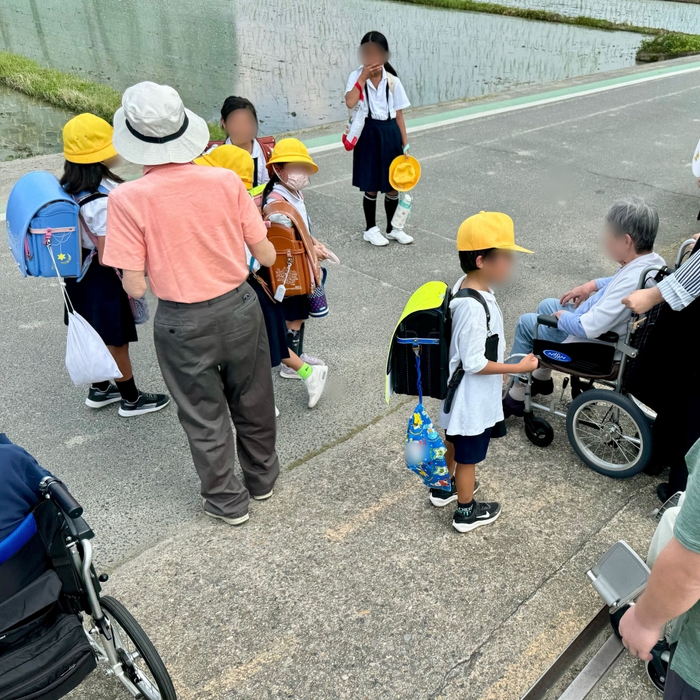 下校中の子どもたちとのふれあい