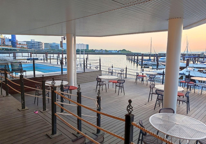 広々としたウッドデッキテラス