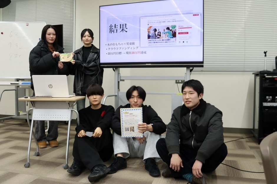 児童館への木のおもちゃ寄付活動に取り組む（後列左から）横井来美さん、玉川小桜さん（前列左から）東本賢人さん、太田雄也さん、大林亮太さん