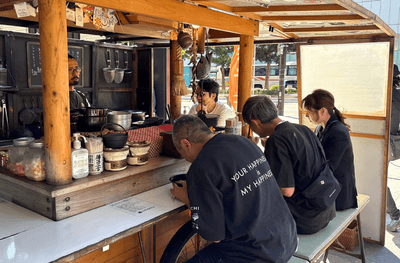 コラボラーメンを試食する関係者