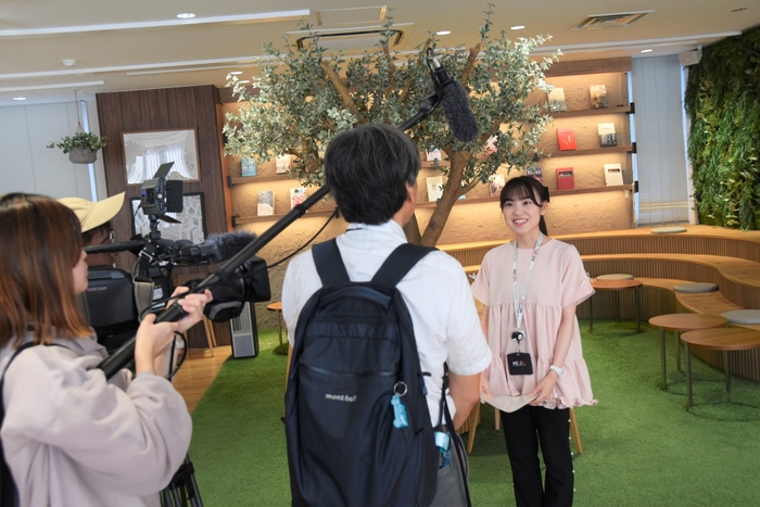 インタビューに答える学務センターの青山さん