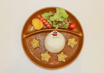 兵庫県淡路島ニジゲンノモリ 「クレヨンしんちゃん」コラボフード新登場! 「オラのお子様カレーセット」 8月9日(土)より販売開始